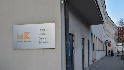 Šindlerova fabrika Fabrika emajla Oskara Šindlera u Krakovu, Poljska. Natpis na zgradi gdje je smještena Šindlerova tvornica. Muzej u znak sjećanja na stradanje Jevreja u Drugom svjetskom ratu.