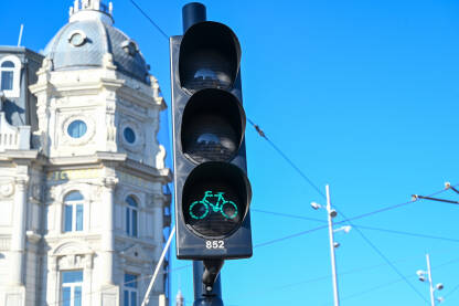 Semafor za bicikliste na raskrsnici. Zeleno svjetlo na semaforu za bicikle.