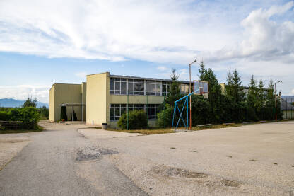 Zgrada Osnovne škole Glamoč Osnovna škola Glamoč
