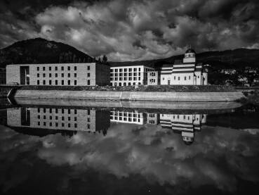 Andrić grad Fotografija jednog dijela Andrićgrada u Višegradu. Doba dana kada je rijeka Drina mirna i kada refleksija dolazi do svog izražaja.