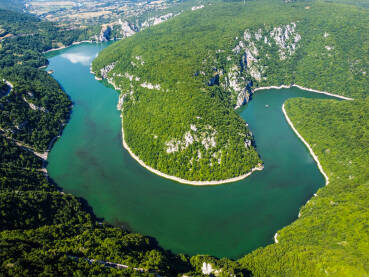 Kanjon rijeke Vrbas. Riječni kanjon u planinama, snimak dronom. Vijugava zelena rijeka u prirodi. Kanjon rijeke Vrbas.