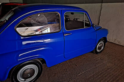 Zastava Z 750 Fiat 600 oldtimer. Fiat 750. Plavi Fićo u garaži.