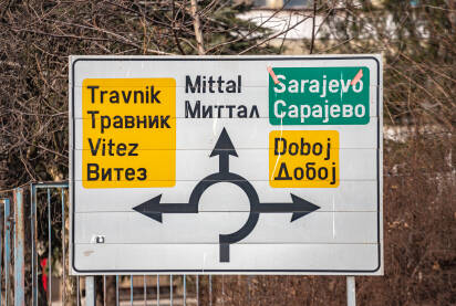 Tabla sa uputama Saobraćajni putokaz, tabla, sa uputama - Travnik, MIttal Zenica, Doboj, Sarajevo