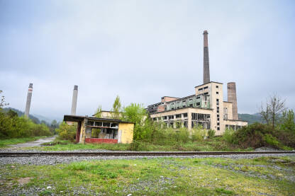Stara i napuštena fabrika. Stara i napuštena fabrika. Neuspjela privatizacija. Propali industrijski kompleks.