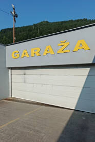 Garažna vrata u zatvorenom položaju. Ulaz u garažu.