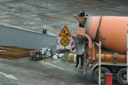 Mikser s pumpom za miješanje i pumpanje betona