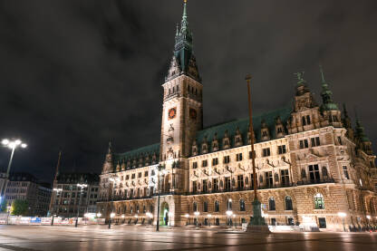 Hamburg, Njemačka Hamburg, Njemačka. Zgrada gradske vijećnice i glavni gradski trg noću.