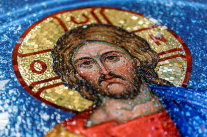 Isus Hrist, mozaik Mozaik Isusa Hrista na plavoj pozadini, mozaik je napravljen od malih obojenih pločica koje tvore sliku Isusa Hrista.