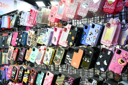 Zaštitne ukrasne futrole za mobitele u trgovini. Zaštitne ukrasne futrole za mobitele u trgovini. Šarene zaštite za mobitele sa različitim motivima. Plastične futrole za mobilne telefone Zaštita za telefon.