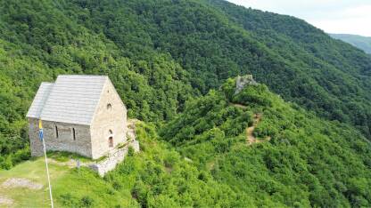 Bobovac, Kraljeva Sutjeska Bobovac je najznačajniji i najbolje utvrđeni grad u srednjovjekovnoj Bosni podignut na strmoj, stubastoj stijeni južnih padina planinskoga masiva Dragovskih i Mijakovskih poljica iznad ušća Mijakovske