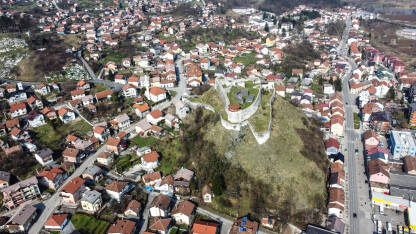 Doboj, panorama grada. Tvrđava u gradu, snimak dronom. Doboj, panorama grada. Tvrđava u gradu, snimak dronom.