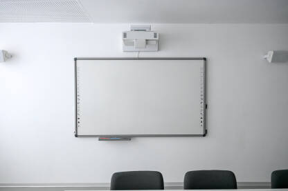 Interaktivna bijela tabla s projektorom montiranim iznad. Moderna interaktivna bijela tabla u razredu. Moderna obrazovna tehnologija.