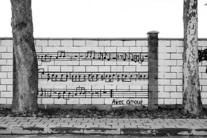 Note na zidu Grafit na ogradi