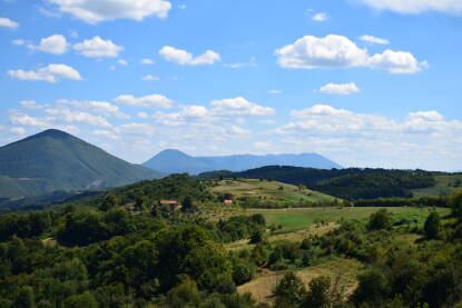 Selo Kola-Manjača Pogled na planinu Osmača.