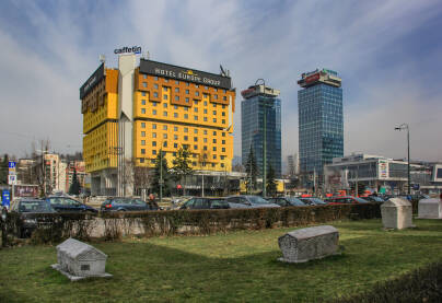 Hotel Holiday, Sarajevo Hotel Holiday ex, Holiday Inn, i zgrade UNITIC, sa stećcima u prednjem planu