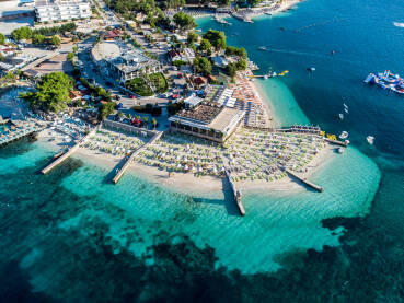 DJI_0007 (3) Prekrasne egzotične plaže i otoci tokom ljeta. Jonsko more u Ksamil, Albanija, snimci dronom. Odmaralište i hoteli. Turistički centri.
