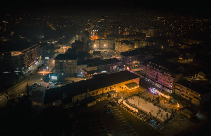 Grad Modriča noću, klizalište u Modriči, zimski grad