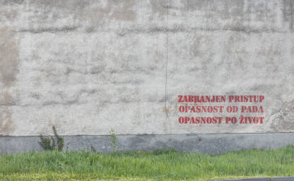 Znak na zgradi Znak na zgradi, opasnost od rušenja, zabranjen pristup