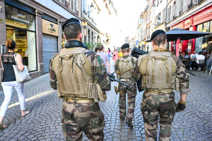 Vojnici u uniformama Vojnici u uniformama i sa puškama patroliraju gradom. Strasbourg, Francuska.