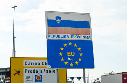 Saobraćajni znak na ulazu u Sloveniju. Saobraćajni znak na ulazu u Sloveniju. Granični prijelaz između Hrvatske i Slovenije. Slovenska i zastava EU na znaku. Dobrodošli u Sloveniju.