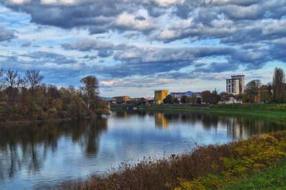Grad Gradiška u jesen. Gradiška na rijeci Savi. Rijeka Sava u Gradišci u jesen.