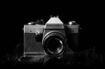 Analogni fotoaparat Praktica L Praktica L
Prva generacija: L-serije (period proizvodnje 1969-1975, Njemačka)
Inače L serija se proizvodila u četiri generacije od 1969 do 1989 godine.
