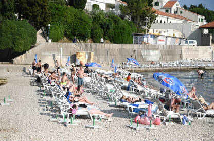 Turisti na plaži u Neumu. Ljudi se kupaju i sunčaju u Nemu, BiH. Turisti na plaži u Neumu. Ljudi se kupaju i sunčaju u Nemu, Bosna i Hercegovina. Ljetni godišnji odmor. Turizam.