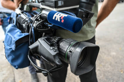 Hrvatska radiotelevizija, kamera i mikrofon Kamera i mikrofon sa simbolom Hrvatske nacionalne televizije. HRT. Hrvatska radiotelevizija. Javna radiotelevizija.