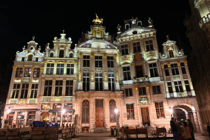 Brisel, Belgija: Ljudi na glavnom trgu u centru grada noću. Brisel, Belgija: Ljudi na glavnom trgu u centru grada noću. Grand Place je centralni trg u Briselu. Turisti.