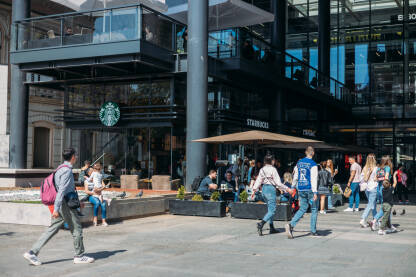 Starbucks u Beogradu Ljudi šetaju ispred Starbucks kafića u Beogradu, Starbucks natpis na ćirilici