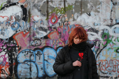 Žena drži napuklo srce. Solidarno sa žrtvama nasilja u porodici. 

Fotografija besplatna za ilustrovanje medijskih sadržaja o nasilju, svako drugo korištenje je zabranjeno.

Autorka: Svjetlana Panić