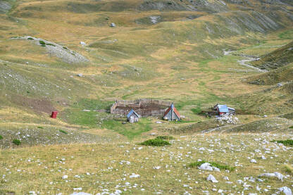 Tradicionalne stare pastirske kuće na planini. Tradicionalne stare pastirske kuće na planini. Katuni na planini Durmitor, Crna Gora. Stare drvene kuće i tor za ovce.