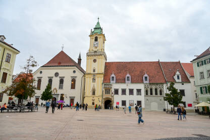 Bratislava, Slovačka: Ljudi šetaju ulicom. Bratislava, Slovačka: Ljudi šetaju ulicom. Zgrade u starom gradu.