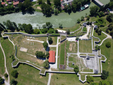 Kastel, Banja Luka Kastel, Banja Luka, BiH, dron. Panoramski snimak utvrde uz rijeku Vrbas.