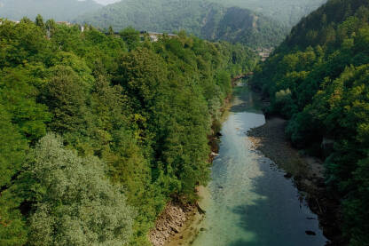 Rijeka Neretva u Jablanici, na toku iz hidroelektrane Jablanica