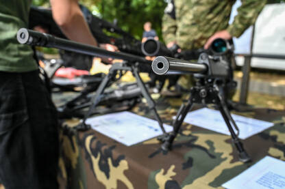 Snajperska puška. Cijev puške. Snajperska puška. Optika na vojnoj poluautomatskoj snajperskoj pušci. Cijev puške.