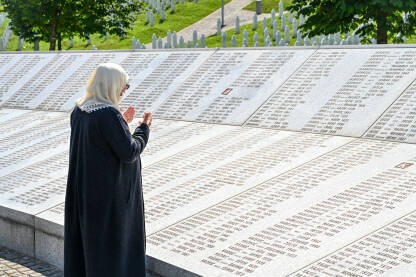 Potočari, Srebrenica Potočari, Srebrenica. Žena se moli na groblju u Memorijalnom centru Srebrenica. Masovna dženaza u Potočarima.