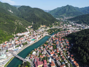 Konjic i rijeka Neretva, Bosna i Hercegovina. Konjic i rijeka Neretva, Bosna i Hercegovina, snimak dronom. Konjic je grad i općina u BiH. Planina Prenj u daljini.