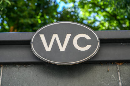 Javni toalet u gradu. WC. Javni toalet u gradu. Znak WC.