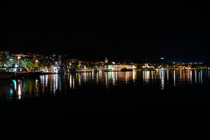 Makarska, Hrvatska. Makarska, Hrvatska noću. Popularno turističko odredište u Dalmaciji. Jadransko more.