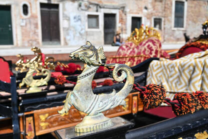 Detalji na gondoli u Veneciji, Italija. Detalji na gondoli u Veneciji, Italija. Ukrasi na brodici.