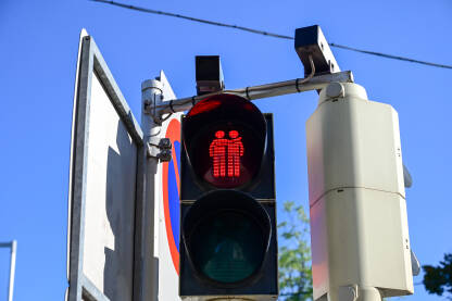 Semafori sa simbolima podrške LGBTIQ zajednici u Beču. Semafori sa simbolima podrške LGBTIQ zajednici u Beču. Simbol istospolnih parova na semaforu na pješačkom prelazu.