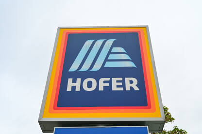 Hofer logo na supermarketu. Austrijski maloprodajni lanac. Hofer logo na supermarketu. Diskont prodavnica. Austrijski maloprodajni lanac prehrambenih proizvoda. Simbol kompanije.