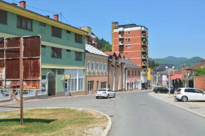 Srebrenica Fotografije srebreničkih ulica u centru grada.
Ulica Vase Jovanovića, dio stare čaršije u Srebrenici.