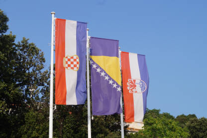 Zastava Hvatske, BiH i općine Neum Zastave Hrvatske, BiH i grb općine Neum ispred općine u Neumu.