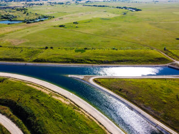 Livanjsko polje, snimak dronom. Kanal Livanjsko polje, snimak dronom. Kanal za navodnjavanje.