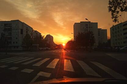 Jutro u gradu Jutarnji sati, izlazak Sunca u gradu, zora
