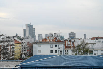 Maglovito jutro u Zagrebu, Hrvatska. Maglovito jutro u Zagrebu, Hrvatska. Krovovi kuća i zgrada u gradu.