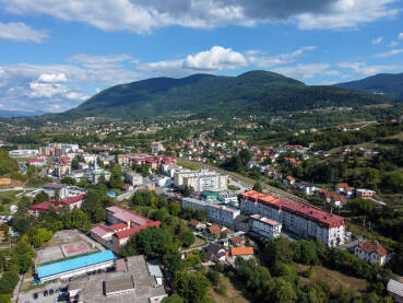 Hadžići, snimak dronom. Hadžići, Bosna i Hercegovina. Zgrade, kuće i ulice, snimak dronom. Panorama.