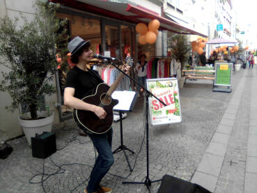 ulični muzičar sa gitarom ulični muzičar sa gitarom